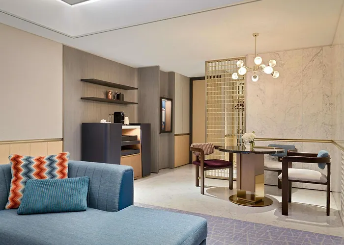 Fairmont Ambassador Hotel 5*