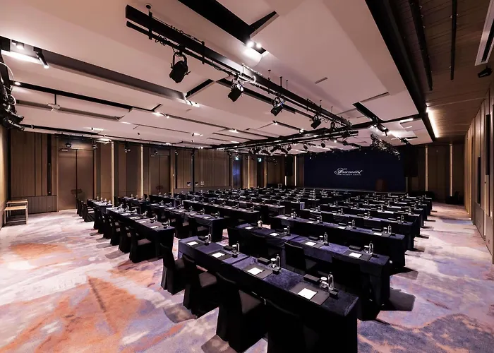Fairmont Ambassador Hotel 5*